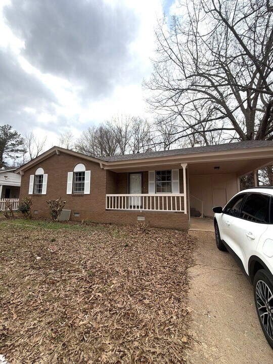 1029 Hungerford St in Brownsville, TN - Building Photo