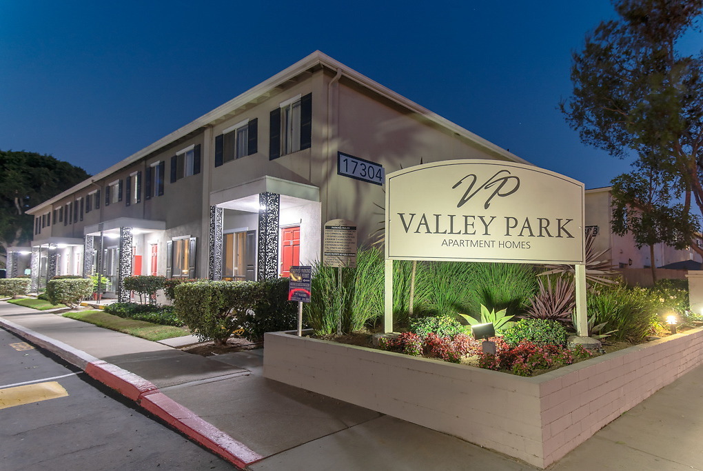 Valley Park in Fountain Valley, CA - Foto de edificio