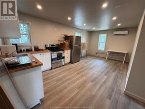 1654 Martindale St in Windsor, ON - Building Photo - Building Photo