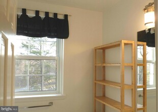 4608 31st Rd S-Unit -B1 in Arlington, VA - Foto de edificio - Building Photo