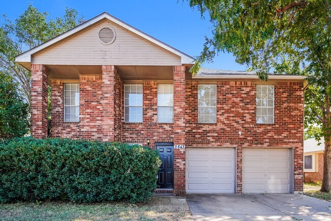 property at 2843 Red Oak Dr