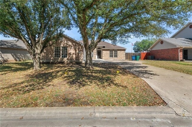 2906 Greenlawn St in Taylor, TX - Building Photo - Building Photo