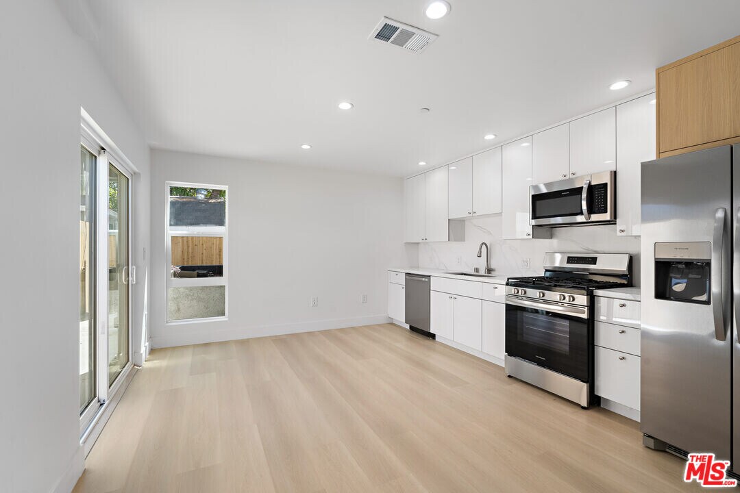 10965 Calvert St in Los Angeles, CA - Building Photo
