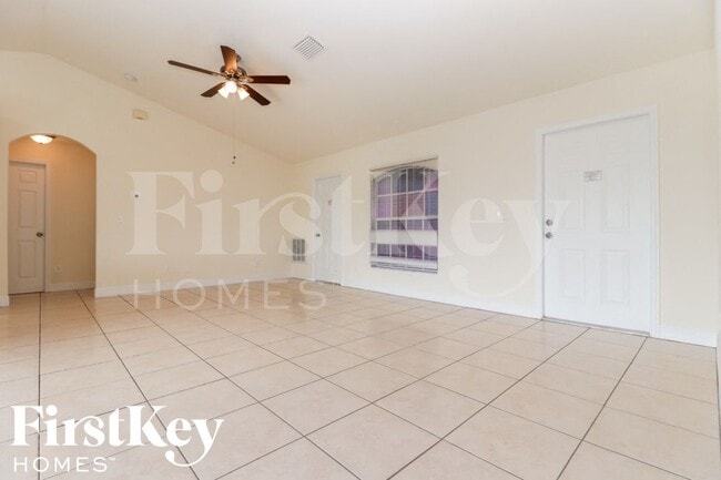 3816 20th St W in Lehigh Acres, FL - Foto de edificio - Building Photo