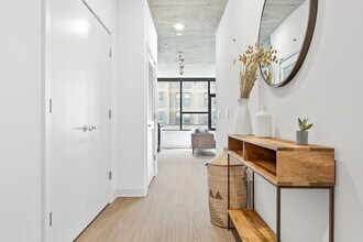 4550 N Sheridan Rd, Unit 413 in Chicago, IL - Building Photo - Building Photo