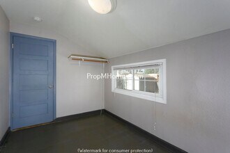 8925 NE Sandy Blvd in Portland, OR - Building Photo - Building Photo