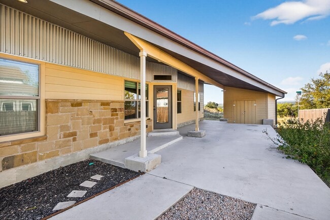 4305 Oak Park Dr in Cottonwood Shores, TX - Building Photo - Building Photo