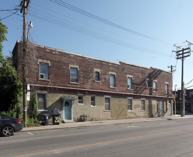 298-300 Harbord St in Toronto, ON - Building Photo - Building Photo