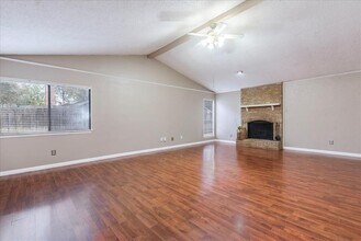 7204 Towering Oaks Dr in Austin, TX - Foto de edificio - Building Photo
