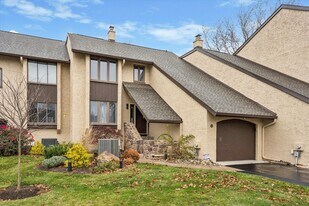 42 Golf Club Dr in Langhorne, PA - Building Photo