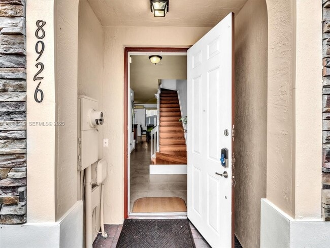 8926 W 35th Ct in Hialeah, FL - Foto de edificio - Building Photo
