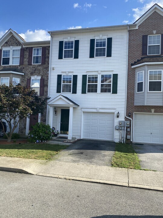 20 Bruce Dr in Charles Town, WV - Building Photo
