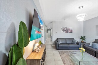 817-819 NW 1st Ave in Fort Lauderdale, FL - Building Photo - Building Photo