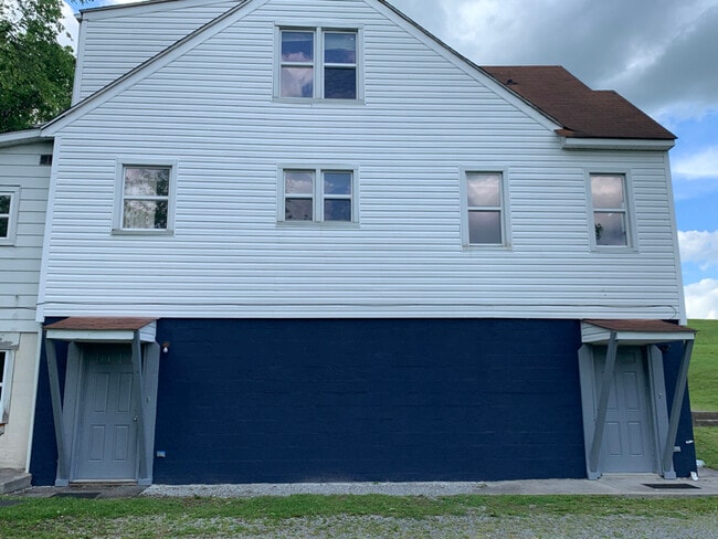 1521 E Main St in Oak Hill, WV - Building Photo - Building Photo