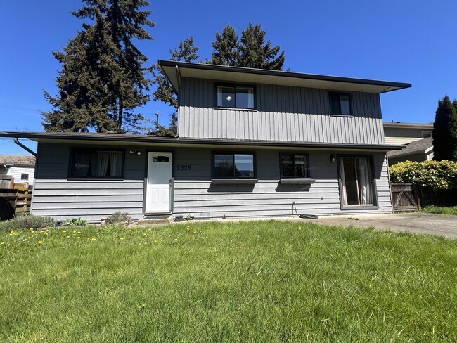 2325 Bowen Rd in Nanaimo, BC - Building Photo - Building Photo