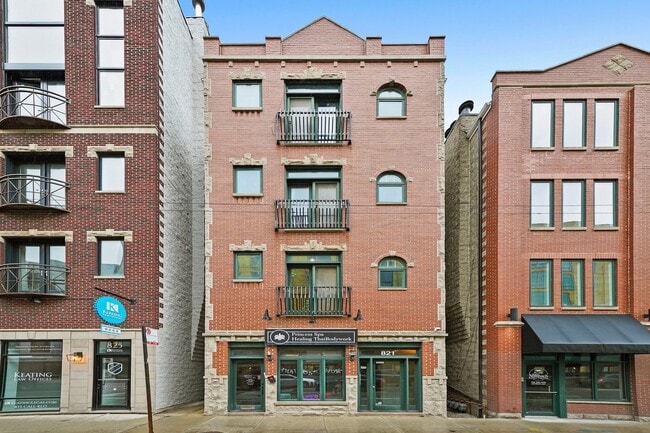 property at 821 N Milwaukee Ave