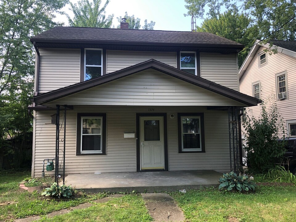 1374 Leonora Ave in Akron, OH - Foto de edificio