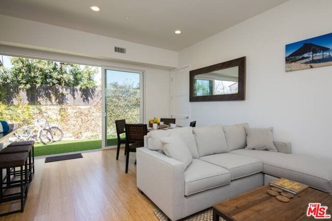 7445 W 81st St in Los Angeles, CA - Building Photo - Building Photo