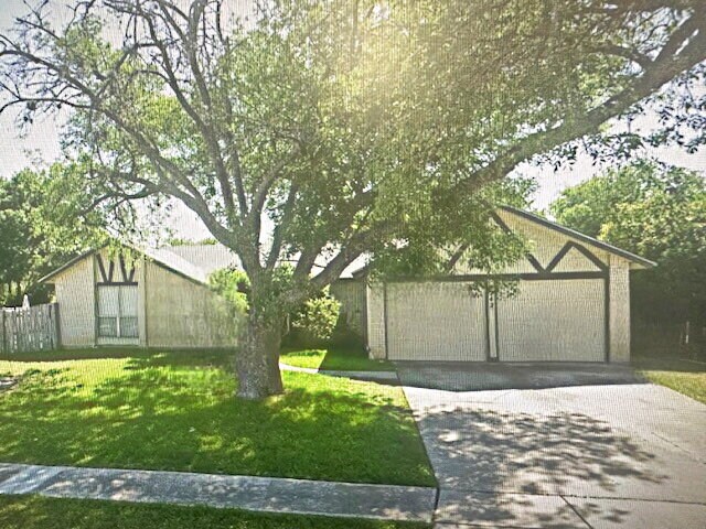 8242 Creekline Dr in San Antonio, TX - Building Photo - Building Photo