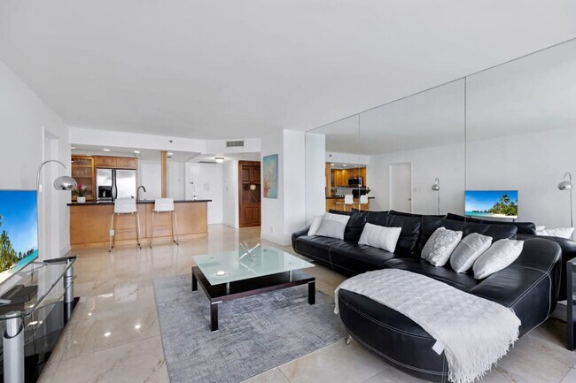 1717 N Bayshore Dr in Miami, FL - Building Photo - Building Photo