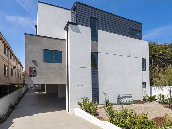 617 Aviation Way in Manhattan Beach, CA - Building Photo - Building Photo
