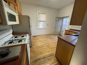 2574 N Oakland Ave in Milwaukee, WI - Building Photo - Building Photo