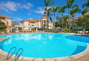 550 Camino De La Reina in San Diego, CA - Building Photo