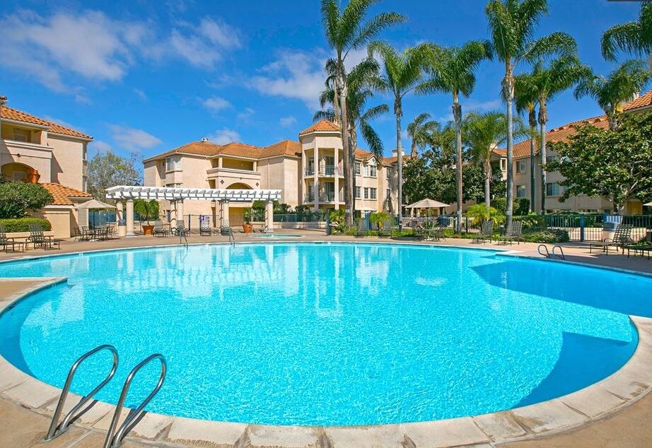 550 Camino De La Reina in San Diego, CA - Building Photo