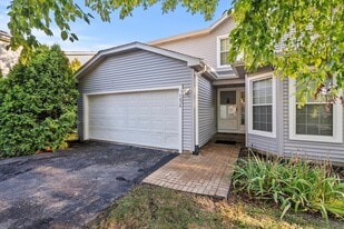 1636 Estate Cir in Naperville, IL - Building Photo