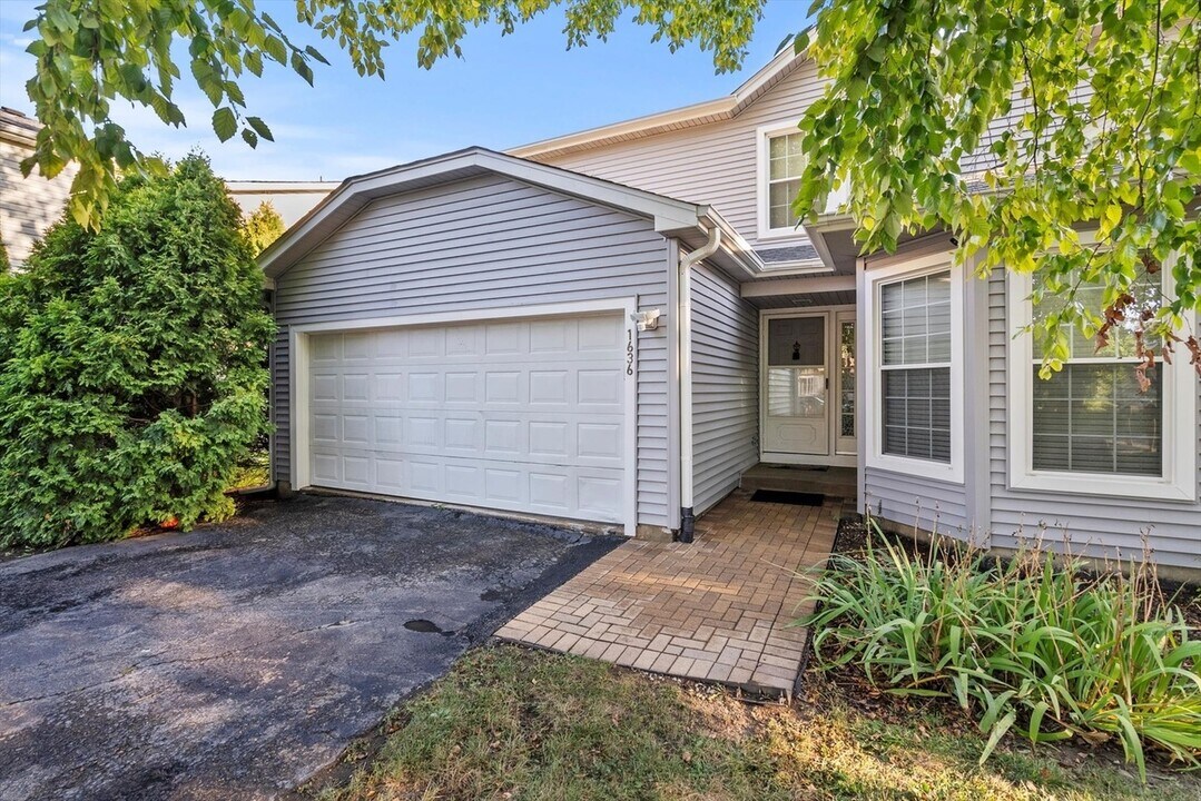 1636 Estate Cir in Naperville, IL - Building Photo