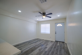 426 N 17th Ave in Phoenix, AZ - Building Photo - Interior Photo