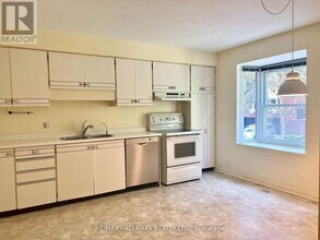 1 Red Maple Ct in Toronto, ON - Building Photo - Building Photo