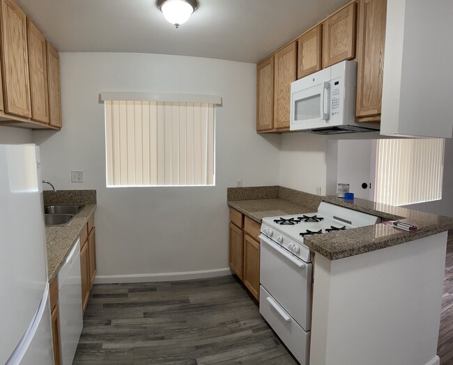 ***2BED - 1.5 BATH*** Fully Remodeled Unit in Burbank, CA - Foto de edificio - Building Photo