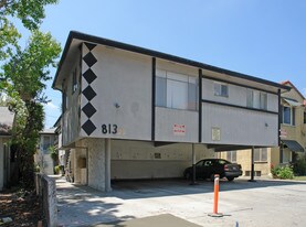 813 Westmount Dr in West Hollywood, CA - Building Photo