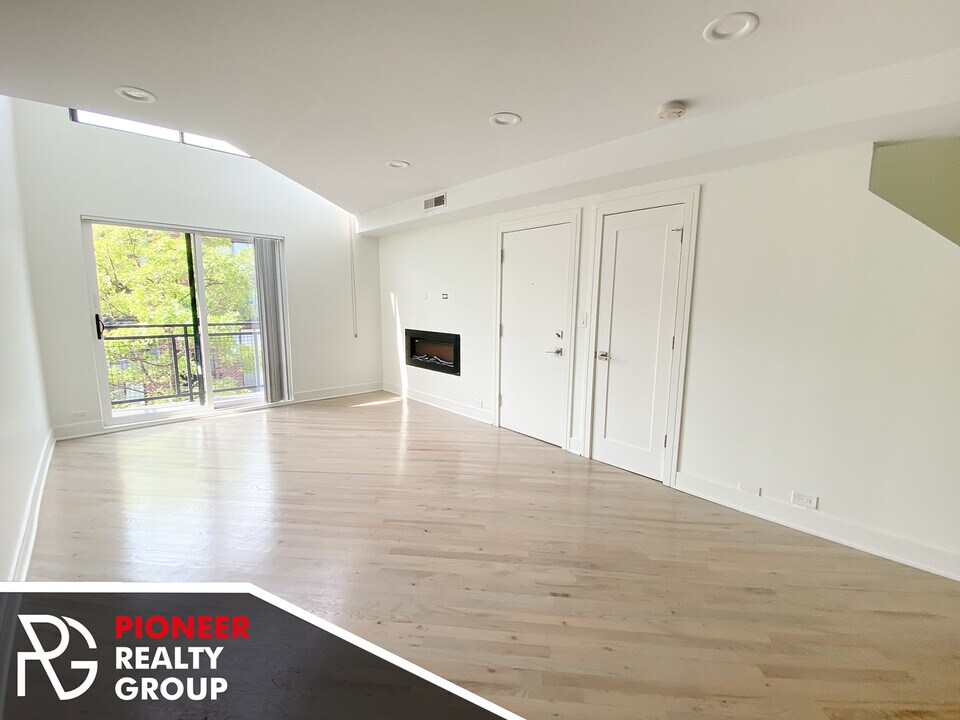 939 W Grace St, Unit 954G-201 in Chicago, IL - Building Photo