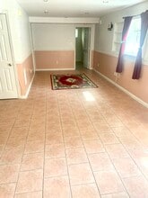 5811 Silk Tree Dr in Riverdale, MD - Foto de edificio - Building Photo