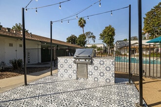 Villas in Spring Valley, CA - Foto de edificio - Building Photo