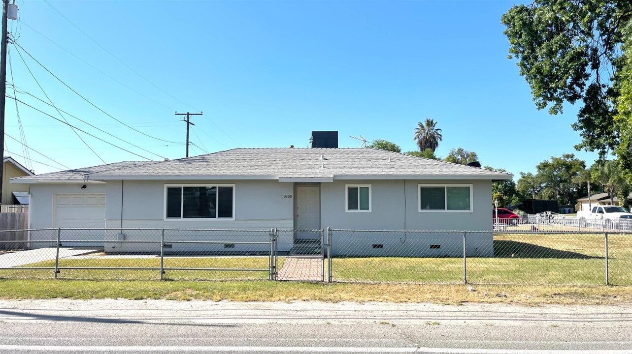 14099 Hanford Armona Rd in Armona, CA - Building Photo