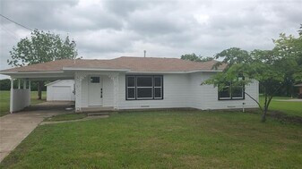 1237 S Waco St in Van Alstyne, TX - Building Photo