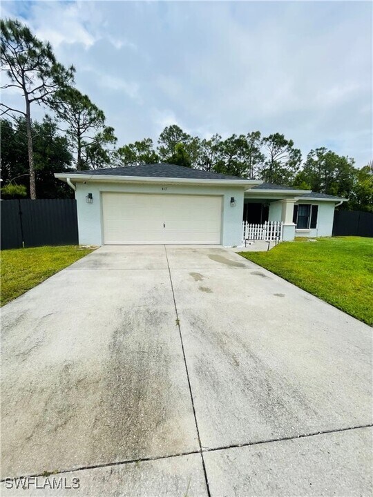 417 Broadmoor St in Lehigh Acres, FL - Building Photo