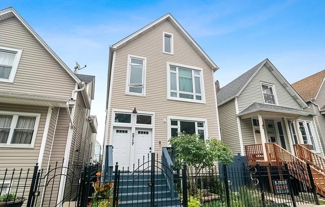 2717 N Artesian Ave, Unit 2 in Chicago, IL - Building Photo - Building Photo