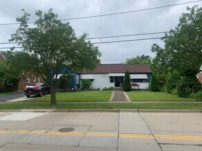 360 Tuxedo Ave in Brooklyn Heights, OH - Foto de edificio - Building Photo