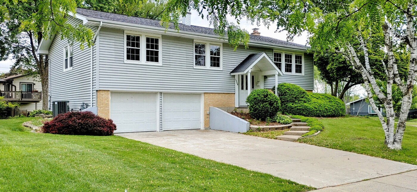 1750 Chippendale Rd in Hoffman Estates, IL - Building Photo
