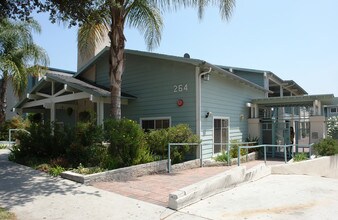 Villa Washington in Pasadena, CA - Foto de edificio - Building Photo