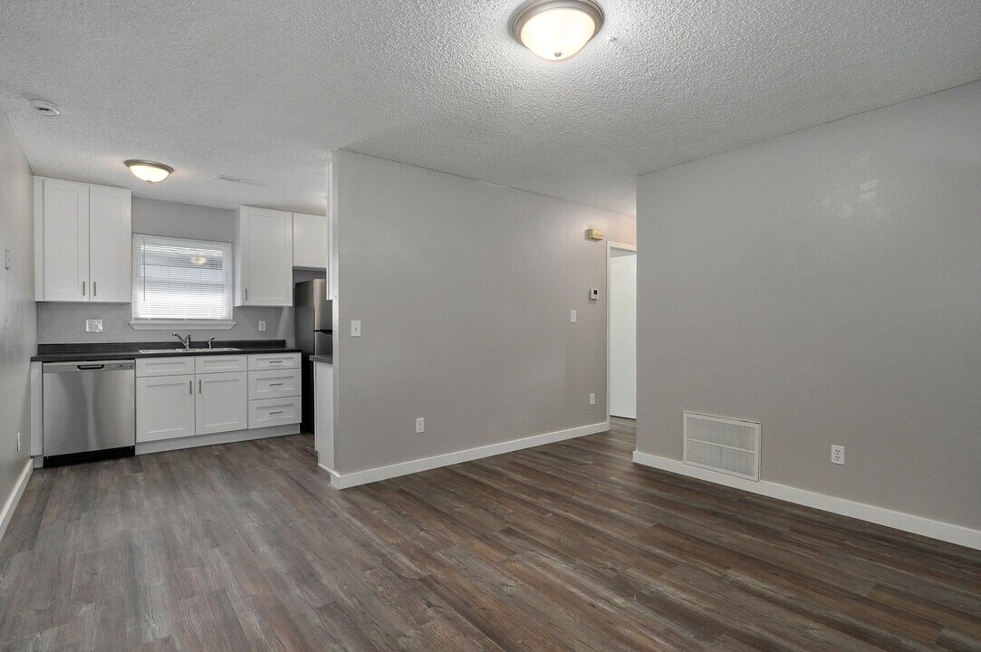 1050 W Elm St in Springfield, MO - Building Photo