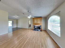 137 Rebecca Dr NE in Winter Haven, FL - Building Photo