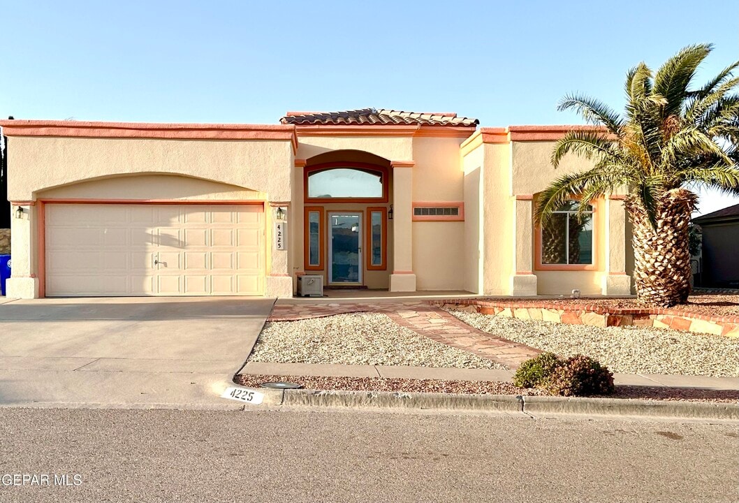 4225 John B Oblinger Dr in El Paso, TX - Building Photo