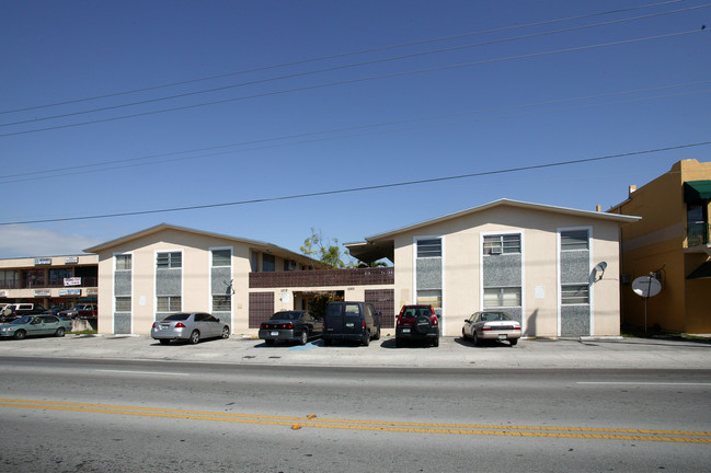 1065-1079 W 29th St in Hialeah, FL - Foto de edificio - Building Photo