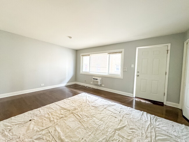 6947 S Jeffery Blvd in Chicago, IL - Building Photo - Building Photo