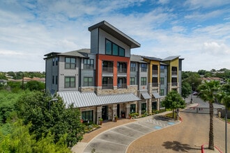 Axis Hamilton in San Antonio, TX - Building Photo - Building Photo